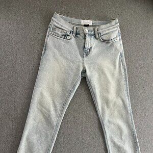 Current Elliott / 26 / Distressed Capri Jeans / Light Wash